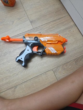 Pistola de juguete naranja y negra