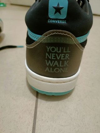 Converse negras y turquesa