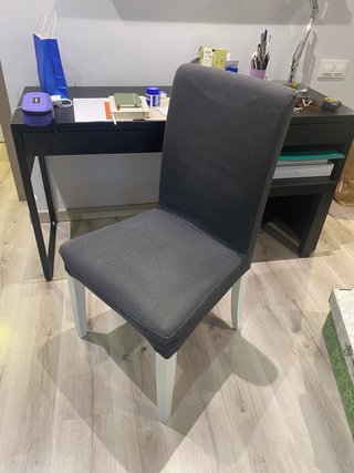 Silla tapizada Ikea gris y blanca