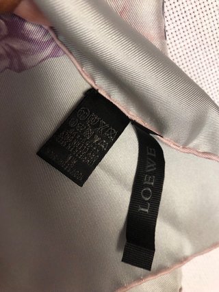Pañuelo Loewe Flores Rosa y Morado