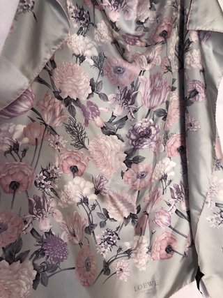 Pañuelo Loewe Flores Rosa y Morado