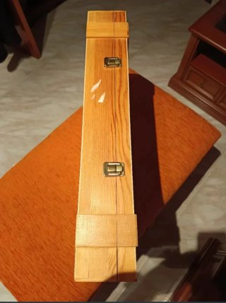 Caja de madera con cierres dorados