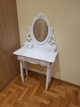 Tocador blanco con espejo ovalado