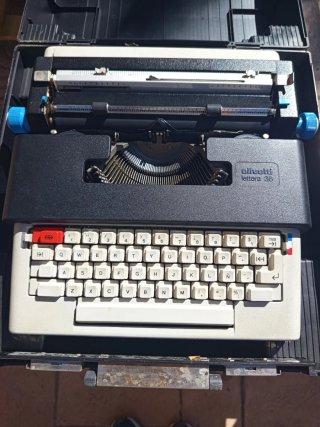 Máquina de escribir Olivetti Lettera 36