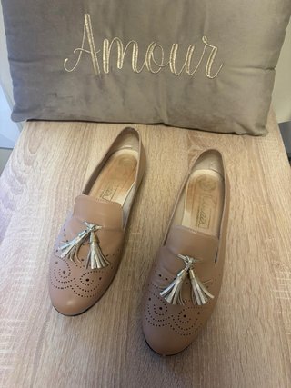 Zapatos planos mujer beige con detalle dorado