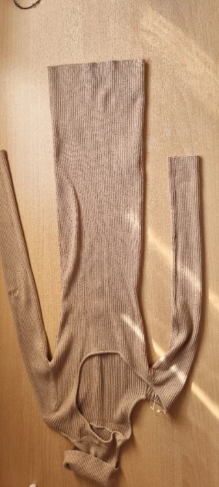 Vestido beige de punto con cut-out