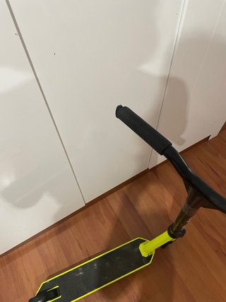 Patinete infantil amarillo y negro