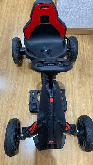 Kart eléctrico negro y rojo