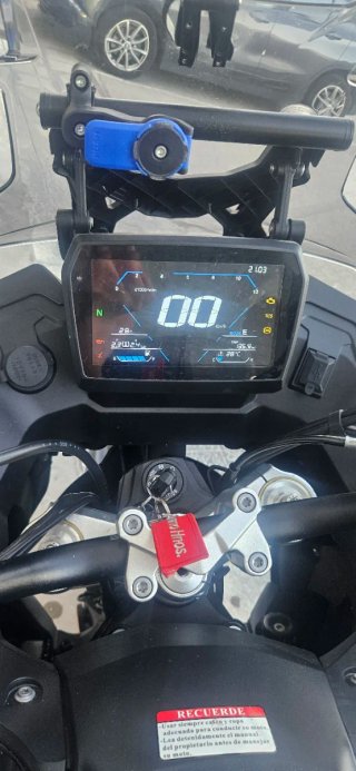 Voge 525 DSX Negra y Dorada