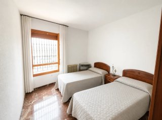 2 Camas y Mesilla de noche. Madera