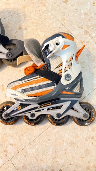 Patines en línea naranja y gris