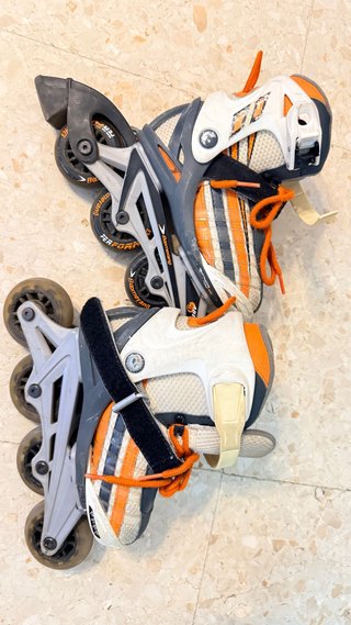 Patines en línea naranja y gris