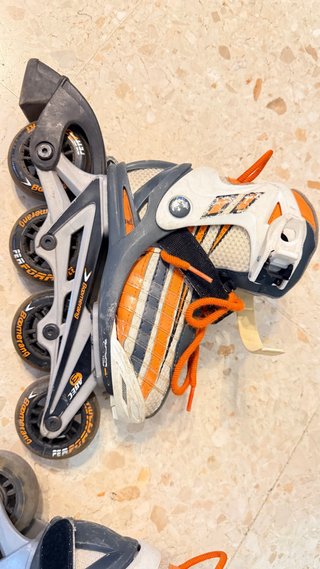 Patines en línea naranja y gris