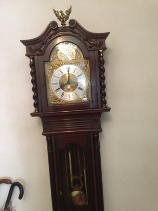 Reloj de pie antiguo de madera oscura