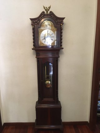 Reloj de pie antiguo de madera oscura