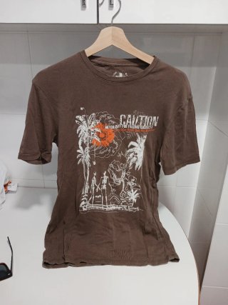 Camiseta marrón con estampado