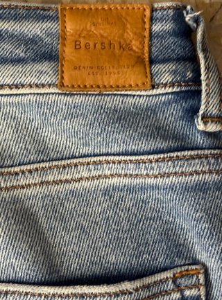 Pantalones vaqueros rotos.