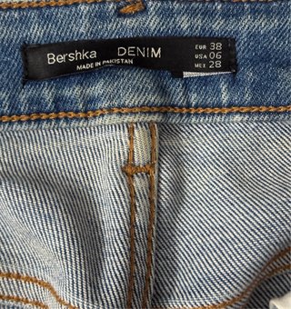 Pantalones vaqueros rotos.