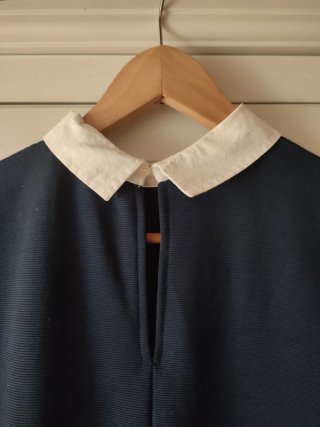 Vestido azul con flores bordadas