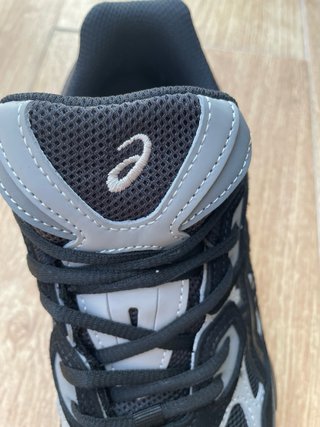 Zapatillas ASICS Negras y Grises con Etiquetas