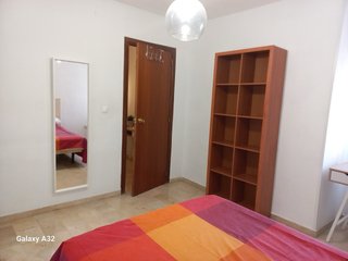 Estantería madera y mesa de estudio cristal.