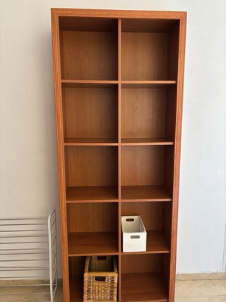 Estantería madera y mesa de estudio cristal.