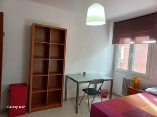 Estantería madera y mesa de estudio cristal.