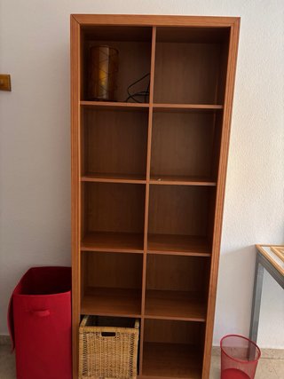 Estantería madera y mesa de estudio cristal.