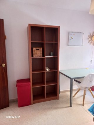 Estantería madera y mesa de estudio cristal.