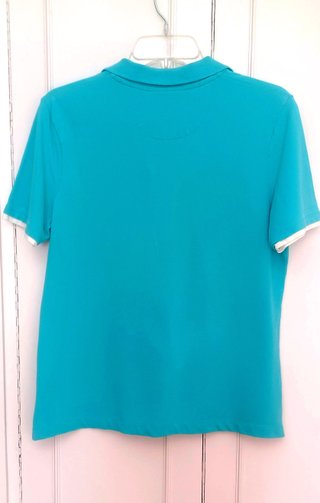 Polo azul con cuello y detalles blancos