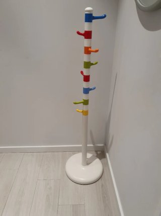 Perchero infantil multicolor. 130 cm de altura.