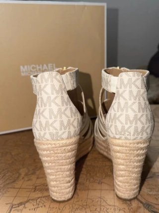 Sandalias Michael Kors Blancas y Doradas