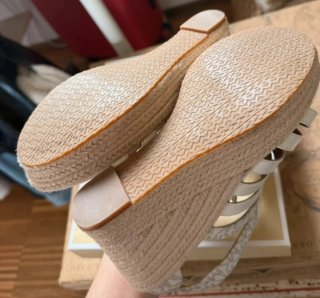 Sandalias Michael Kors Blancas y Doradas