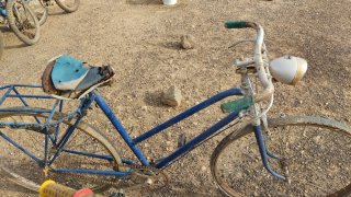Bicicleta antigua azul para restaurar