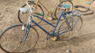 Bicicleta antigua azul para restaurar