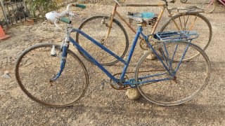 Bicicleta antigua azul para restaurar