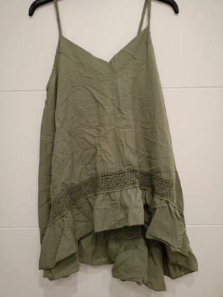 Blusa verde militar con encaje