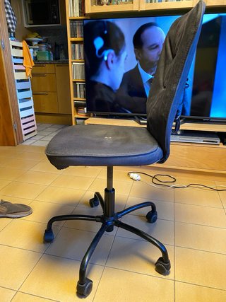 Silla de oficina de ruedas negra del ikea