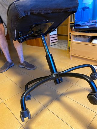 Silla de oficina de ruedas negra del ikea