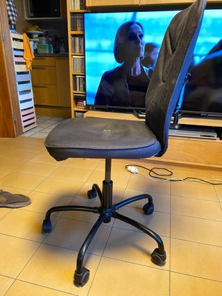 Silla de oficina de ruedas negra del ikea