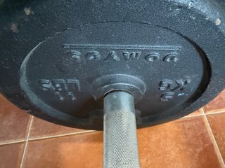 Attrezzatura per palestra casalinga con barra e dischi