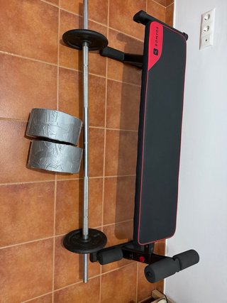 Attrezzatura per palestra casalinga con barra e dischi