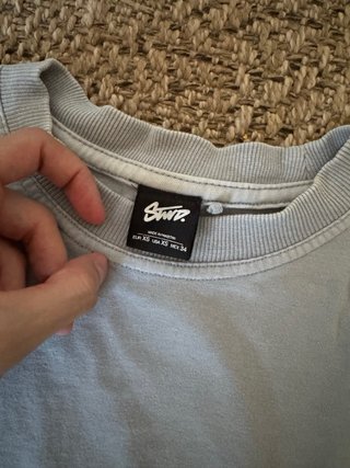 Camiseta gris con estampado