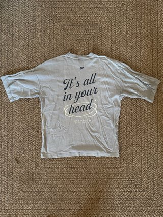 Camiseta gris con estampado