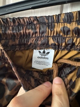 Pantalón corto Adidas estampado leopardo