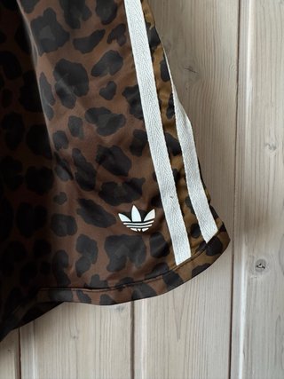 Pantalón corto Adidas estampado leopardo