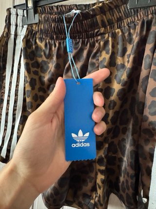 Pantalón corto Adidas estampado leopardo
