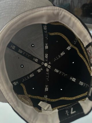 Gorra New Era NY Negra con Cadena Dorada