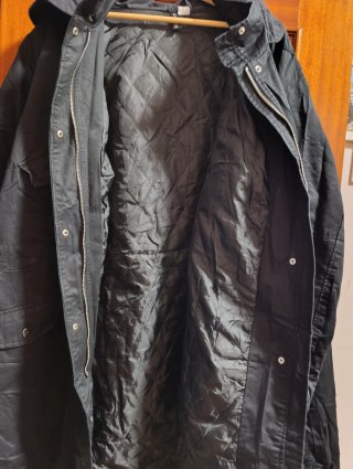 Parka negra con capucha