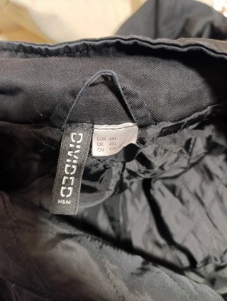 Parka negra con capucha